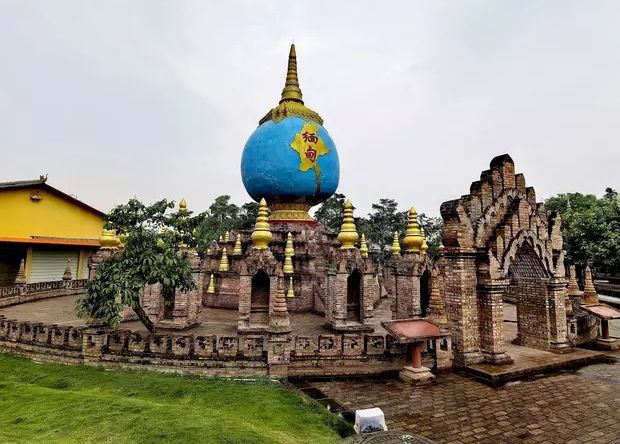 一寨两国成景区游客体验缅甸文化习俗和美食